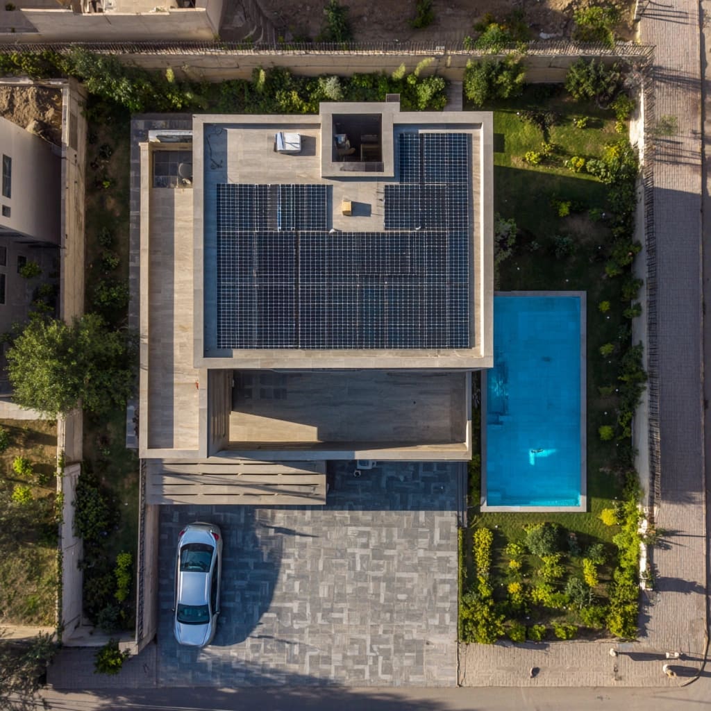 پنل‌ های خورشیدی نصب شده روی سقف خانه.